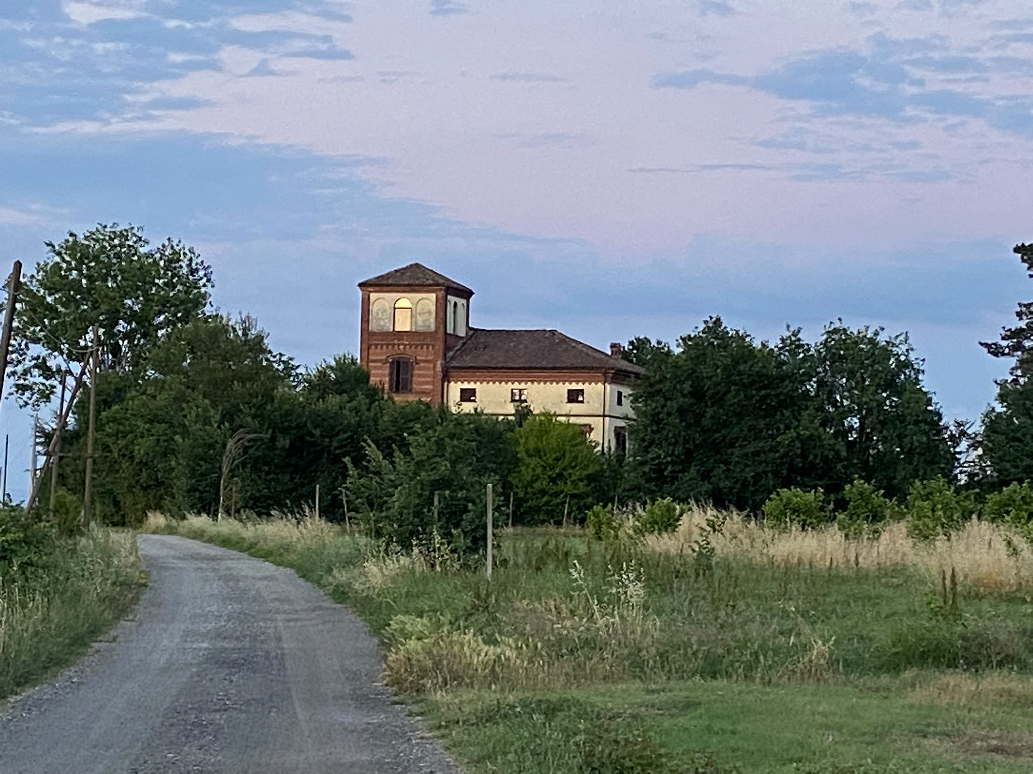 Il Castello di Monvicino e Asti: tra borghi, colline e cavalli
